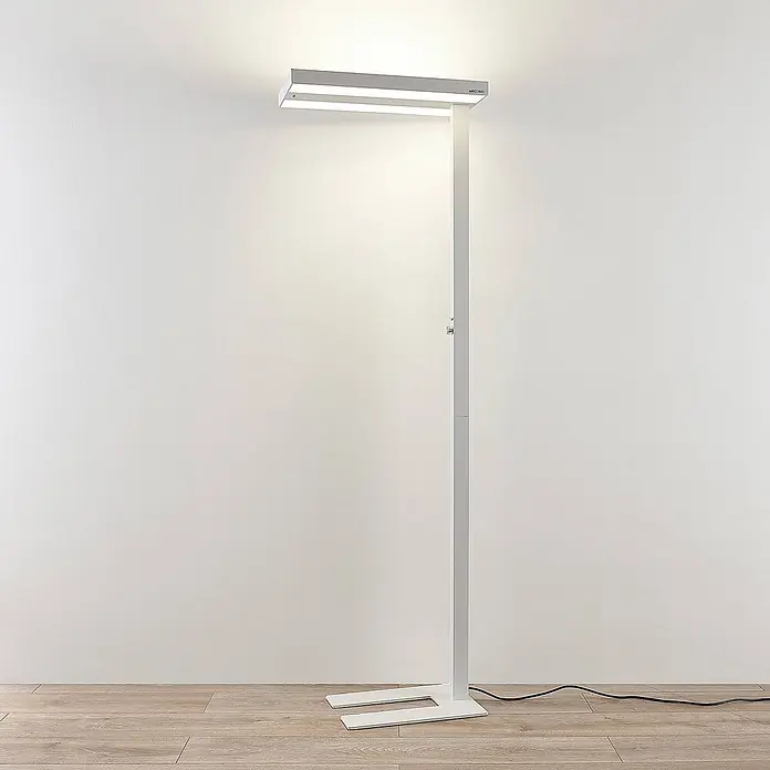 Arcchio LED Büro Stehlampe dimmbar, Bewegungsmelder, Tageslichtsensor -  - Weiße/silberne Stehleuchte aus Metall mit rechteckigem Kopf, spendet helles, direktes und indirektes Licht.