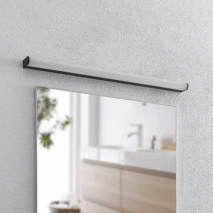Lindby LED Wandleuchte innen in schwarz matt, weiß, Wandlampe -  - Schwarze lineare LED-Spiegelleuchte mit mattiertem Diffusor, über einem Spiegel montiert.
