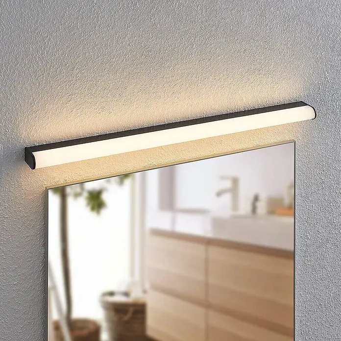Lindby LED Wandleuchte innen in schwarz matt, weiß, Wandlampe -  - Schwarze lineare LED-Spiegelleuchte über einem Spiegel montiert, spendet warmes Licht.