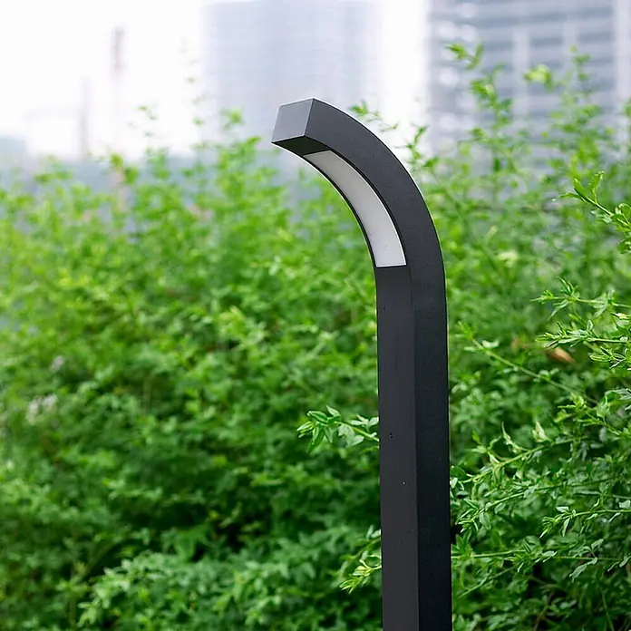 Lucande LED Wegeleuchte anthrazit Gartenlampe 100cm Pollerleuchte Aluminium -  - Moderne schwarze gebogene Außenwegleuchte mit weißer Diffusorplatte.