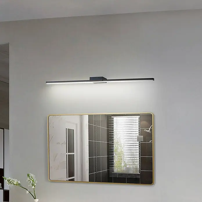 Lucande LED Wandleuchte innen in schwarz, Wandlampe -  - Schwarze, lineare LED-Spiegelleuchte über einem rechteckigen Spiegel montiert.