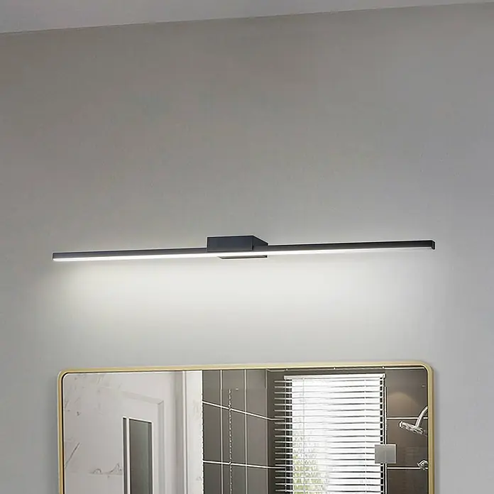 Lucande LED Wandleuchte innen in schwarz, Wandlampe -  - Schwarze lineare LED-Spiegelleuchte, beleuchtet, horizontal über einem Spiegel montiert.