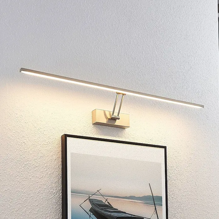 Lucande LED Bilderleuchte in nickel matt, Wandleuchte Bilderlampe -  - Gebürstete Messing- und silberne LED-Bilderleuchte, über einem gerahmten Kunstwerk an der Wand montiert.
