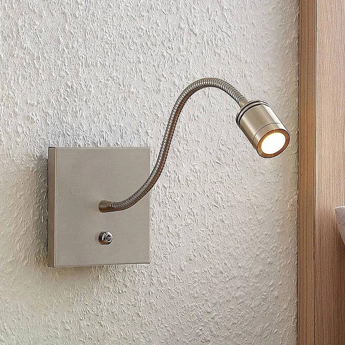 Lindby LED Wandleuchte innen in nickel satiniert, Wandlampe -  - Wandmontierte LED-Leseleuchte aus gebürstetem Messing mit flexiblem Schwanenhalsarm und Kippschalter.