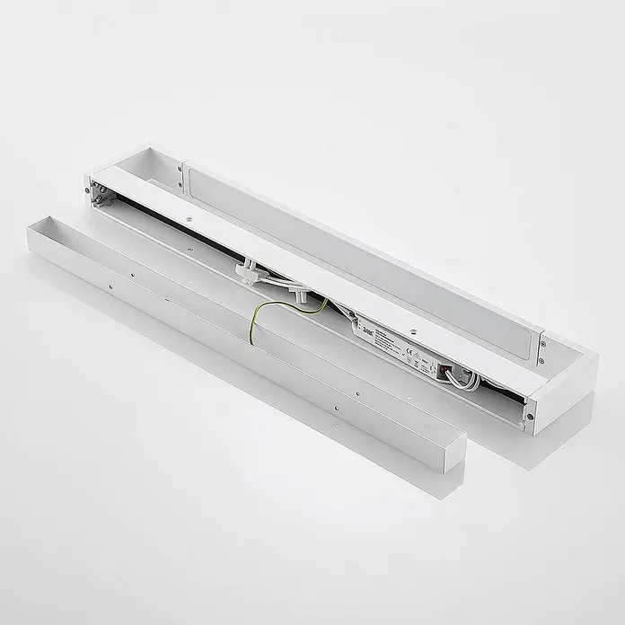 Arcchio LED Wandleuchte innen in weiß, Wandlampe -  - Weißes LED-Lichtprofil, teilweise geöffnet, zeigt interne Verkabelung und Treiber.