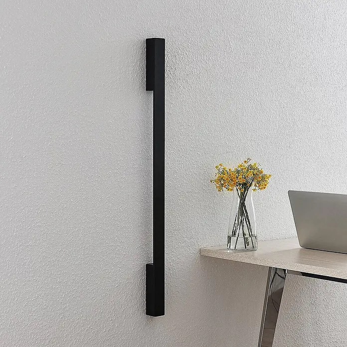 Arcchio LED Wandleuchte innen in schwarz, Wandlampe -  - Schwarzer, wandmontierter Heizkörper mit eckigem Design in einem modernen Raum.