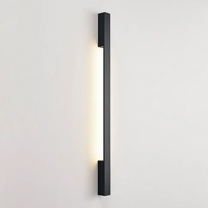 Arcchio LED Wandleuchte innen in schwarz, Wandlampe -  - Schwarze lineare Wandleuchte, vertikal montiert, strahlt warmes Licht aus.