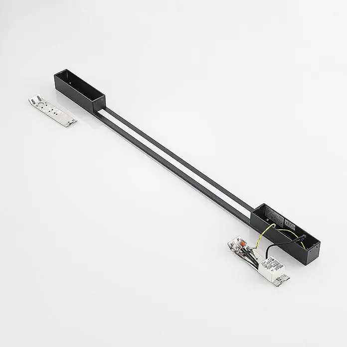 Arcchio LED Wandleuchte innen in schwarz, Wandlampe -  - Demontierte lineare LED-Stromschiene mit schwarzem Aluminiumprofil, Montagehalterung und weißem Netzteil.