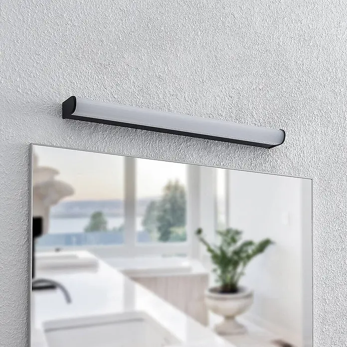 Lindby LED Wandleuchte innen in schwarz matt, weiß, Wandlampe -  - Schwarze LED-Spiegelleuchte mit mattem Diffusor, über einem Spiegel im Badezimmer montiert.