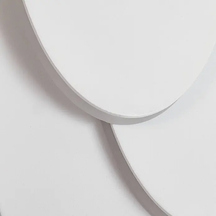 Lindby LED Wandleuchte innen in weiß, Wandlampe -  - Minimalistische Komposition aus drei überlappenden weißen, gekrümmten, glatten Flächen.