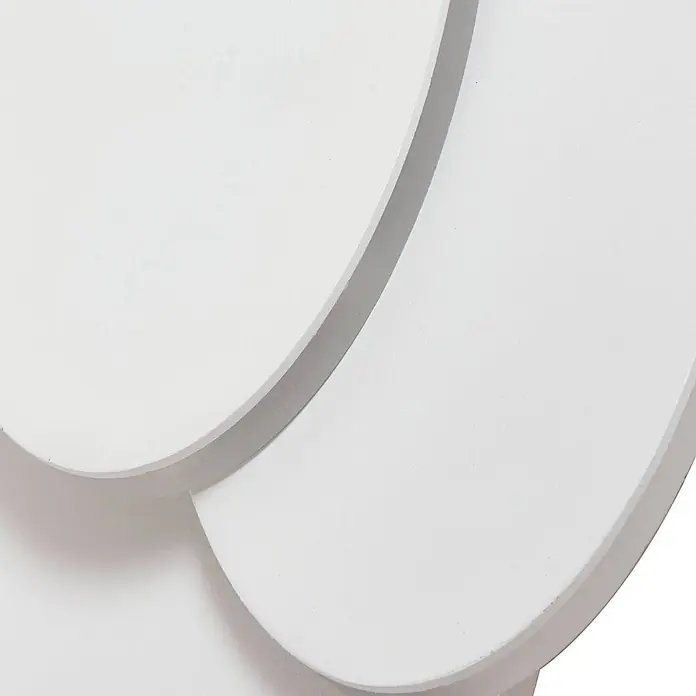 Lindby LED Wandleuchte innen in weiß, Wandlampe -  - Nahaufnahme von überlappenden weißen, gebogenen Elementen, die Tiefe zeigen.