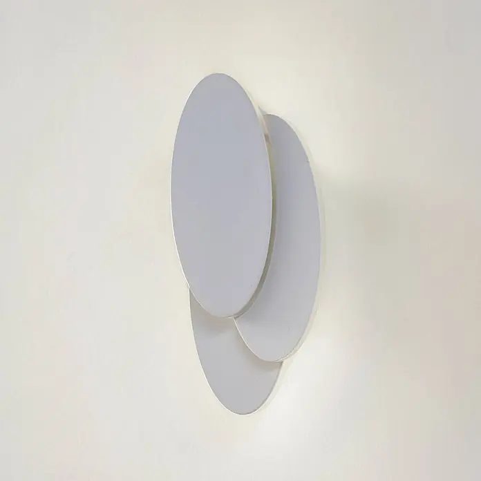 Lindby LED Wandleuchte innen in weiß, Wandlampe -  - Moderne Wandleuchte mit drei überlappenden hellgrauen ovalen Platten, die sanftes Licht wirft.