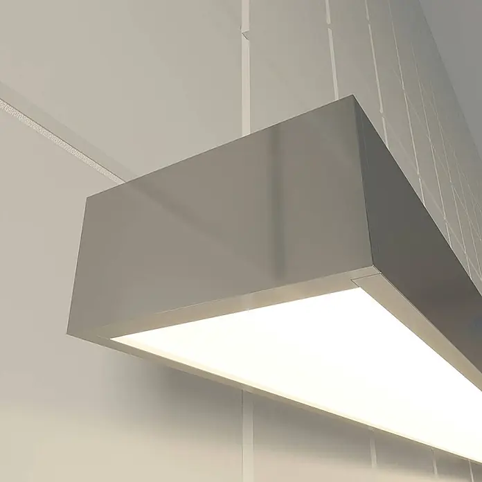 Lindby LED Wandleuchte innen in weiß, chrom, Wandlampe -  - Rechteckige, hellgraue lineare LED-Leuchte, von der Decke hängend, strahlt hellweißes Licht ab.