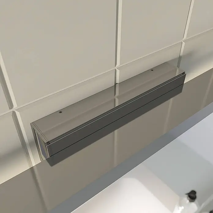 Lindby LED Wandleuchte innen in weiß, chrom, Wandlampe -  - Rechteckige, metallische, silbergraue Leuchte unter einem Regal montiert, die die darunterliegende Fläche beleuchtet.