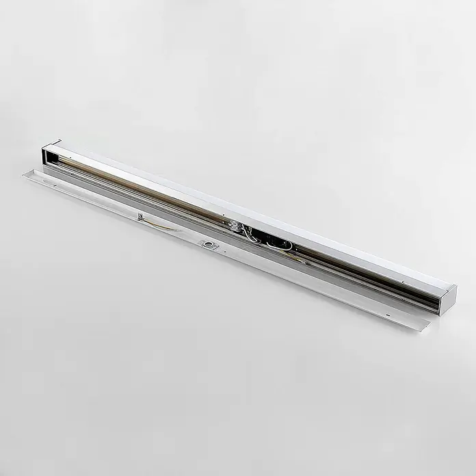 Lindby LED Wandleuchte innen in weiß, chrom, up down Wandlampe -  - Lineare Leuchtstoffröhrenleuchte aus silbernem Metall mit teilweise geöffneter klarer Abdeckung, die Röhre und Verkabelung zeigt.
