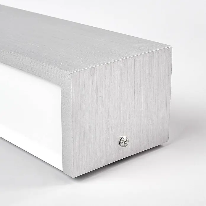 Lindby Wandleuchte Ranik - alu / grau / zink, alu / grau / zink - Rechteckiges Gehäuse aus gebürstetem Aluminium mit weißer Frontplatte und sichtbarer Schraube.
