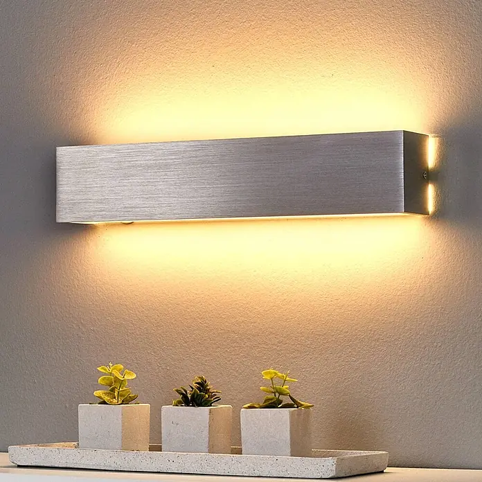 Lindby Wandleuchte Ranik - alu / grau / zink, alu / grau / zink - Rechteckige Wandleuchte aus gebürstetem Aluminium, spendet warmes Licht nach oben und unten, über kleinen Topfpflanzen.