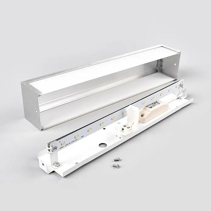 Lindby Wandleuchte Ranik - alu / grau / zink, alu / grau / zink - Demontierte silberne Aluminium-LED-Lichtleiste mit Gehäuse, LED-Streifen und Treiber.