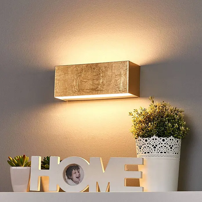 Lindby LED Wandlampe goldfarben, Uplight and Downlight Effekt, 1x 10W LED -  - Rechteckige Wandleuchte in Blattgold-Optik, wirft warmes Licht nach oben und unten an die Wand, beleuchtet Dekorationen.