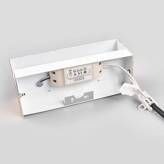 Lindby LED Wandlampe goldfarben, Uplight and Downlight Effekt, 1x 10W LED -  - Weißes Metallgehäuse mit internem LED-Netzteil, Kabeln und Anschlüssen für eine Leuchte.