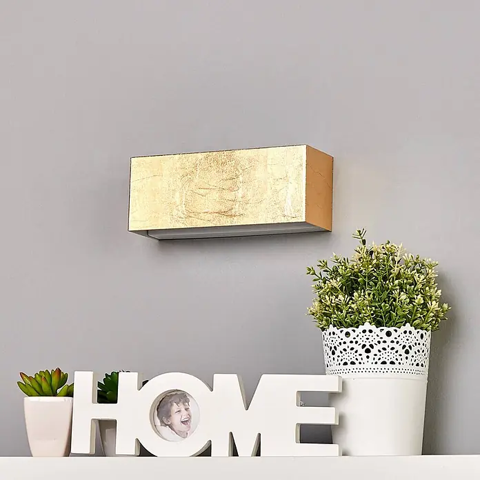 Lindby LED Wandlampe goldfarben, Uplight and Downlight Effekt, 1x 10W LED -  - Rechteckige Wandleuchte mit Blattgold-Optik über Dekoobjekten.