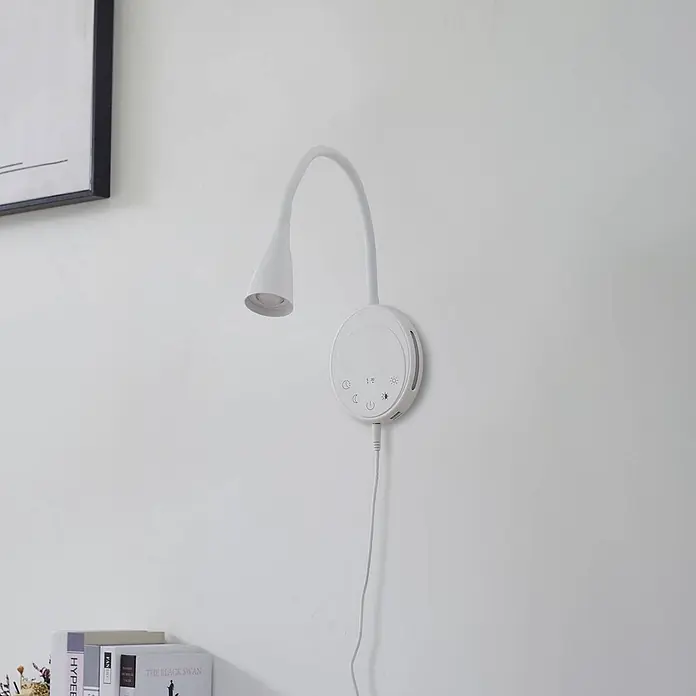 Lindby LED Wandleuchte innen in weiß, dimmbar Leselampe Wand -  - Weiße Wandlampe mit flexiblem Arm und runder Steuerung, über Büchern eingesteckt.
