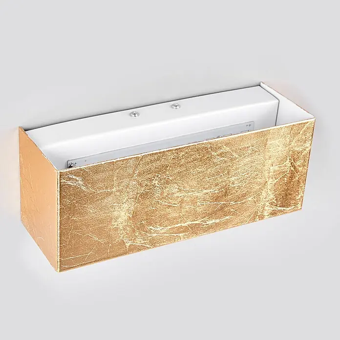 Lindby LED Wandlampe goldfarben, Uplight and Downlight Effekt, 1x 10W LED -  - Rechteckige Wandleuchte in Goldblatt-Optik mit weißem Innengehäuse und Lichtquelle.