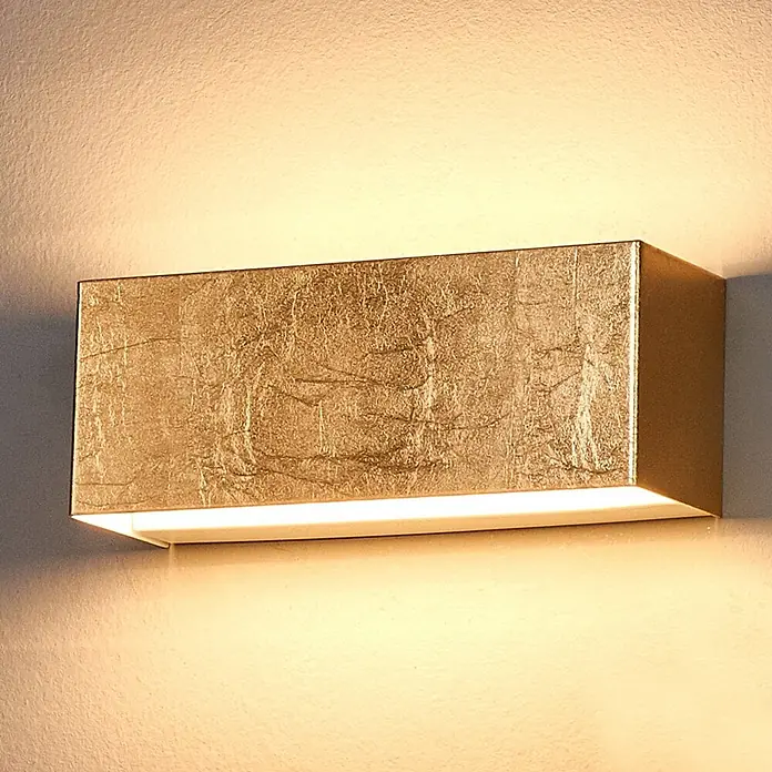 Lindby LED Wandlampe goldfarben, Uplight and Downlight Effekt, 1x 10W LED -  - Goldfarbene, strukturierte, rechteckige Wandleuchte an einer Wand, wirft Licht nach oben und unten.