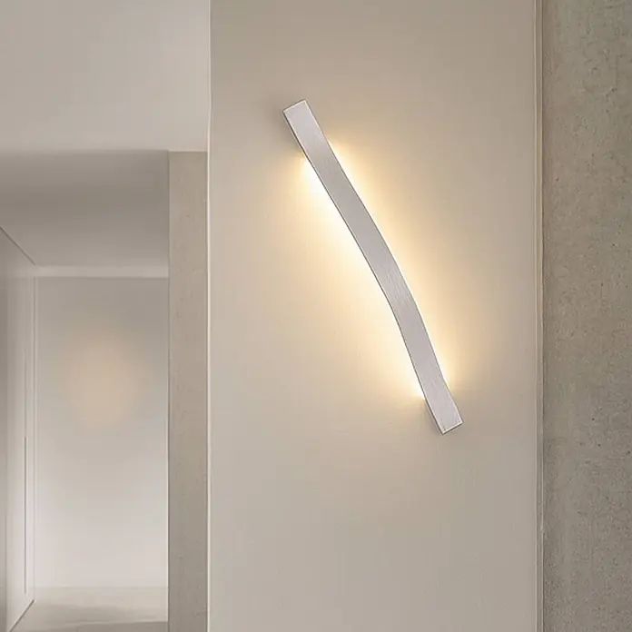 Lindby Wandleuchte Alvon - alu / grau / zink - Moderne, gebogene silberne LED-Wandleuchte mit warmer Auf-/Abwärtsbeleuchtung.