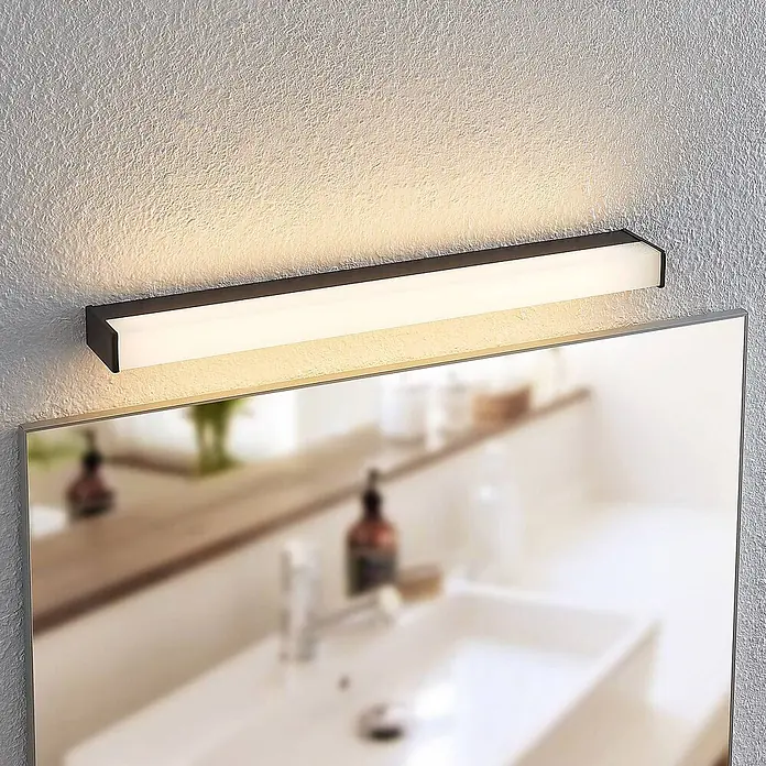 Lindby LED Wandleuchte innen in schwarz matt, weiß, Wandlampe -  - Schwarze lineare LED-Spiegelleuchte mit weißem Diffusor, über einem Badezimmerspiegel montiert.