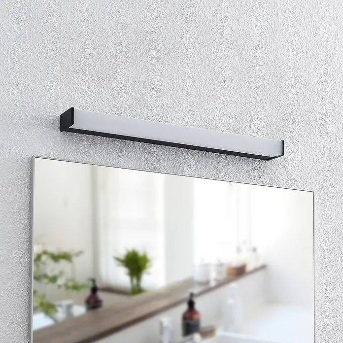 Lindby LED Wandleuchte innen in schwarz matt, weiß, Wandlampe -  - Schwarze LED-Spiegelleuchte mit weißem Diffusor, horizontal über einem Spiegel montiert.