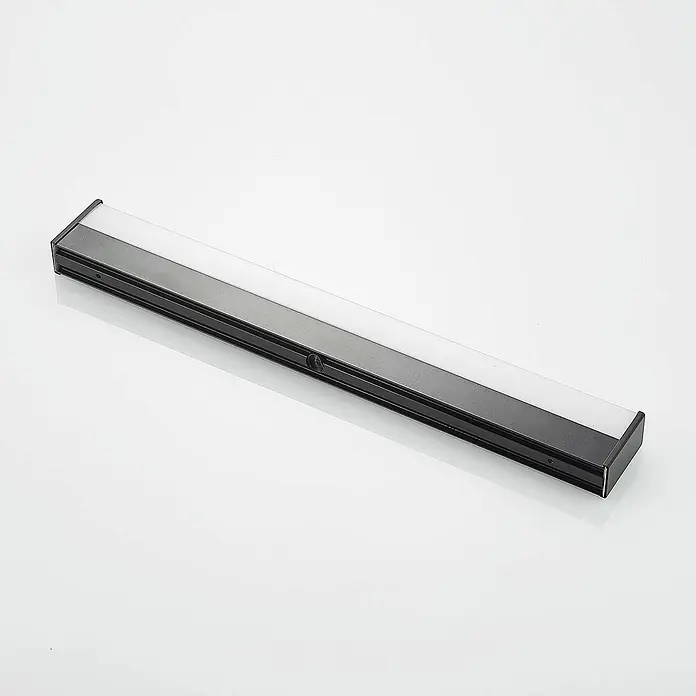 Lindby LED Wandleuchte innen in schwarz matt, weiß, Wandlampe -  - Schwarze lineare LED-Lichtleiste mit weißem Diffusor und kleinem zentralem Sensor.