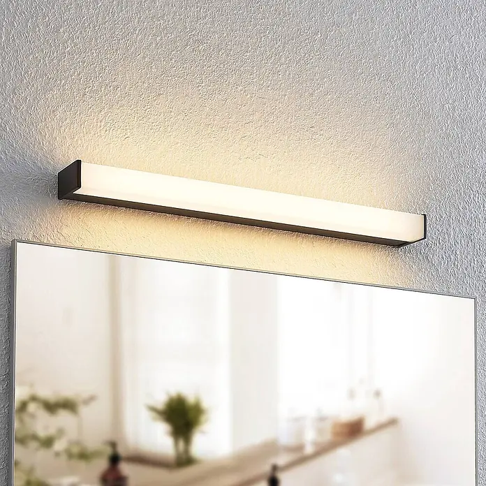 Lindby LED Wandleuchte innen in schwarz matt, weiß, Wandlampe -  - Lineare LED-Spiegelleuchte mit schwarzem Rahmen und weißem Diffusor, über einem Spiegel montiert.