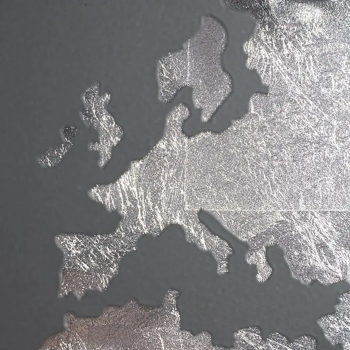 Lucande LED Wandleuchte innen in schwarz, silber, Wandlampe -  - Stilisierte Metallkarte Europas, mit einer strukturierten silbernen Oberfläche für Landmassen und glattem Dunkelgrau für Wasser.