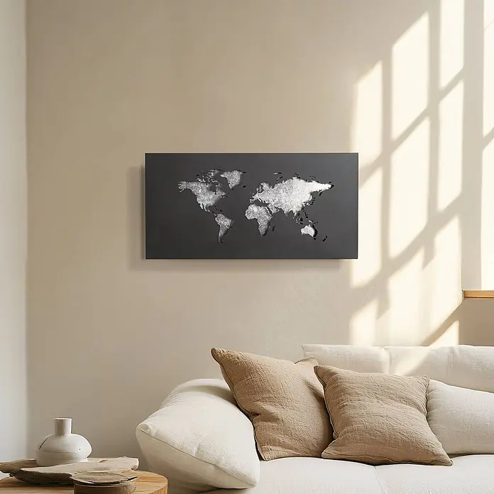 Lucande LED Wandleuchte innen in schwarz, silber, Wandlampe -  - Schwarze Weltkarte Wandkunst mit metallisch silbernen Kontinenten, über einem Sofa an der Wand.