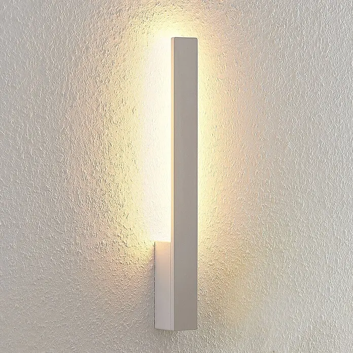 Arcchio LED Wandleuchte innen in weiß, Wandlampe -  - Graue, rechteckige Wandleuchte mit warmer Auf- und Ablichtung an einer strukturierten Wand.
