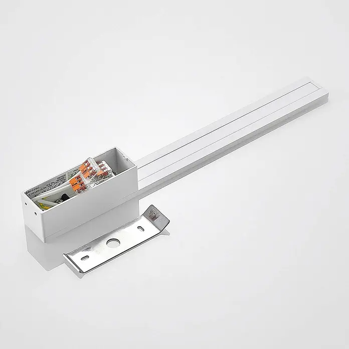 Arcchio LED Wandleuchte innen in weiß, Wandlampe -  - Weißes lineares LED-Leuchtengehäuse mit freiliegender Verkabelung und separater silberner Montagehalterung.