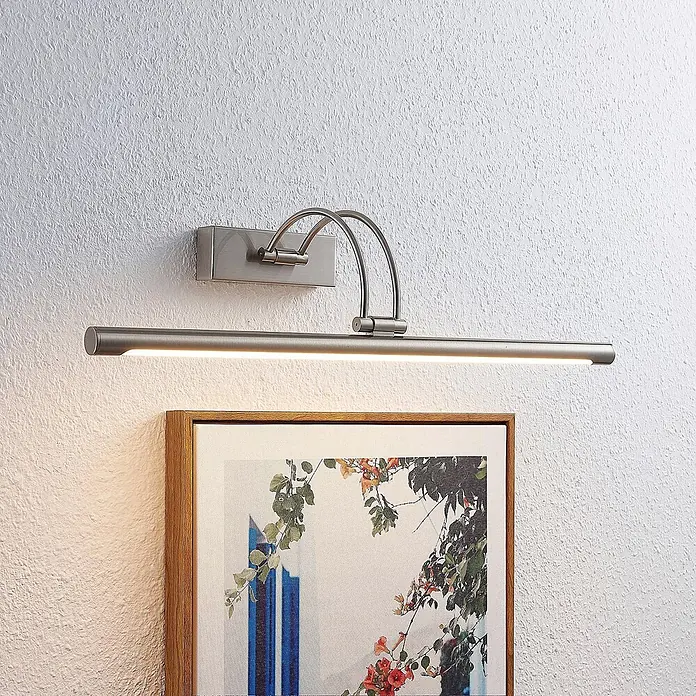 Lucande LED Wandlampe Bilderleuchte nickel matt, warmweiß 3.000K -  - Gebürstete Metall-Bilderleuchte beleuchtet ein gerahmtes Kunstwerk mit warmem LED-Licht.