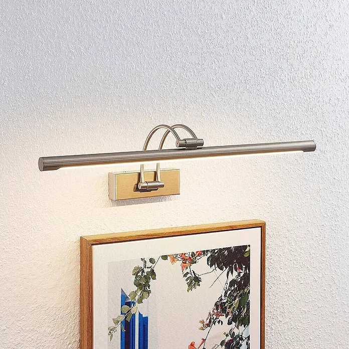 Lucande LED Wandlampe Bilderleuchte nickel matt, warmweiß 3.000K -  - Elegante LED-Bilderleuchte aus gebürstetem Metall, die ein gerahmtes Kunstwerk an der Wand beleuchtet.