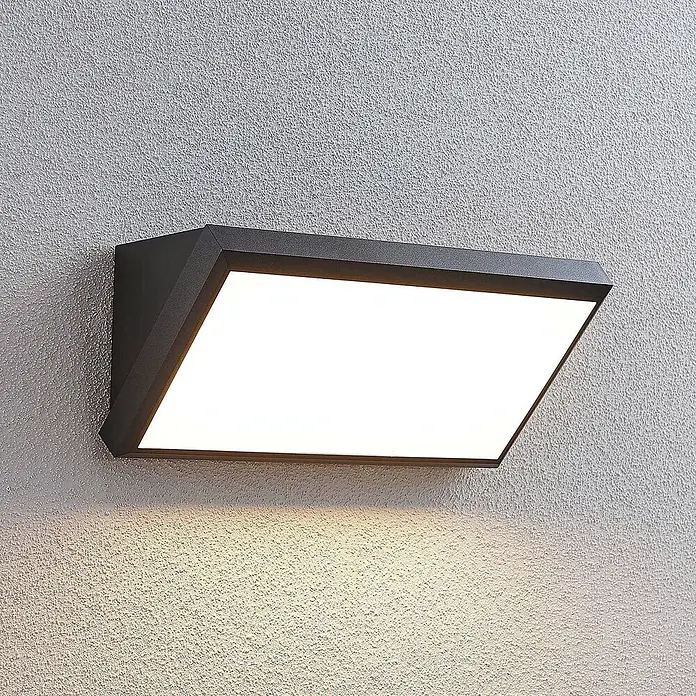 Lindby LED Wandleuchte aussen in dunkelgrau, weiß, mit Bewegungsmelder, up -  - Dunkelgraue rechteckige Wandleuchte mit schrägem Design, die eine strukturierte Wand darunter beleuchtet.