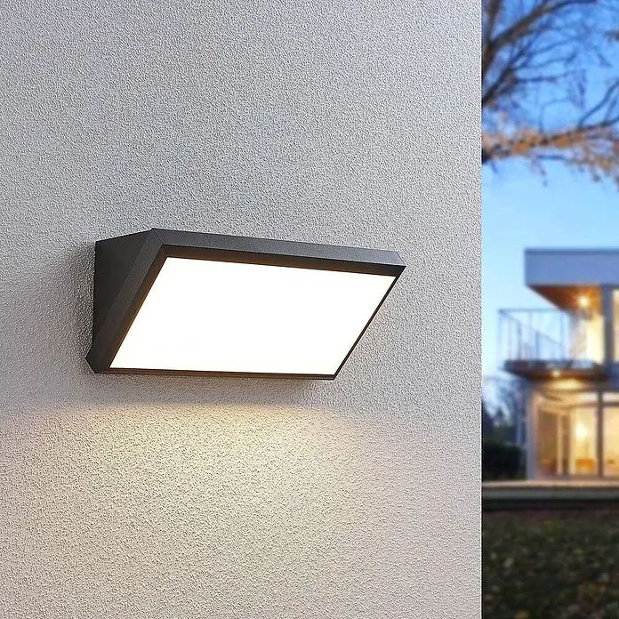 Lindby LED Wandleuchte aussen in dunkelgrau, weiß, mit Bewegungsmelder, up -  - Moderne dunkelgraue Außenwandleuchte an strukturierter Wand, leuchtet nach unten.