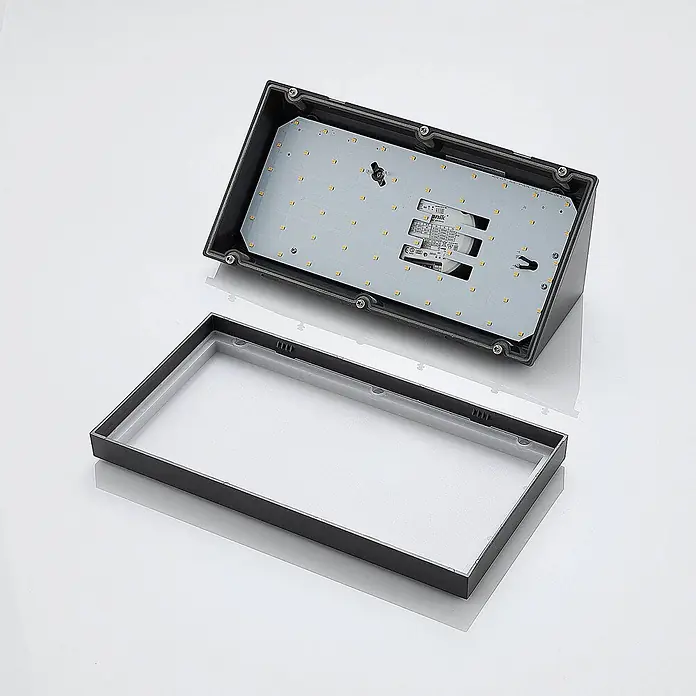Lindby LED Wandleuchte aussen in dunkelgrau, weiß, mit Bewegungsmelder, up -  - Zerlegte dunkelgraue rechteckige LED-Wandleuchte, zeigt Platine mit gelben LEDs und separate transparente Abdeckung.