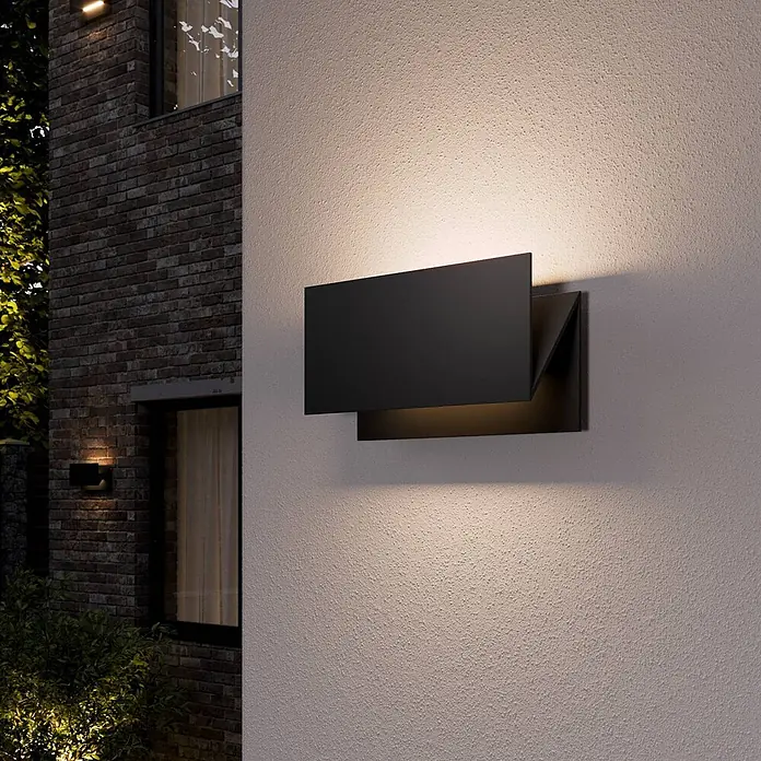 Lucande LED Wandlampe aussen, Wandleuchte außen spritzwassergeschützt -  - Schwarze, eckige Außenwandleuchte an einer texturierten Wand, spendet Licht nach oben und unten.