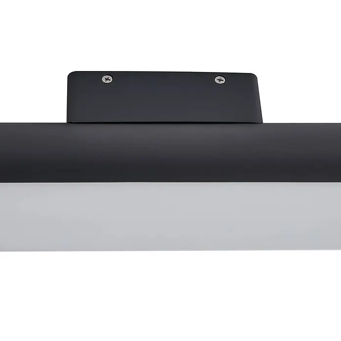 Lucande Außenwandleuchte Tuberia - schwarz, IP65 - Dunkelgraue lineare LED-Leuchte mit lichtdurchlässigem Diffusor und einer schwarzen Montagehalterung, befestigt mit zwei Kreuzschlitzschrauben.