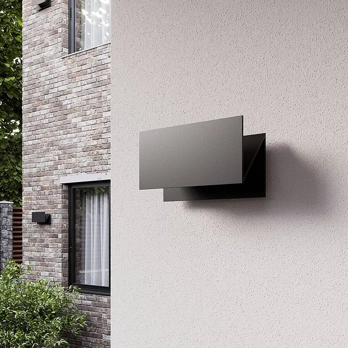 Lucande LED Wandlampe aussen, Wandleuchte außen spritzwassergeschützt -  - Moderne rechteckige grau-schwarze Außenwandleuchte an einer texturierten Gebäudefassade.