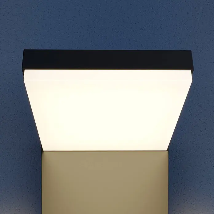 Arcchio LED Wandlampe / Wandleuchte aussen, inkl. 1x 16W LED -  - Moderne Wandleuchte mit schwarzem Rahmen und leuchtendem weißen Diffusor, an strukturierter blauer Wand montiert, beleuchtet die beige Wand darunter.