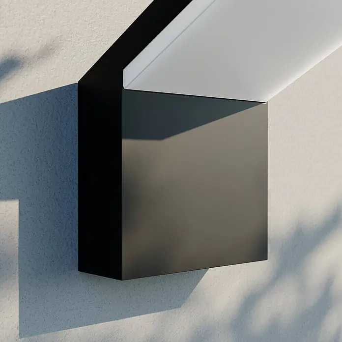 Arcchio LED Wandlampe / Wandleuchte aussen, inkl. 1x 16W LED -  - Moderne dunkelgraue Wandleuchte mit integriertem LED-Streifen, die Licht auf eine strukturierte Wand wirft.
