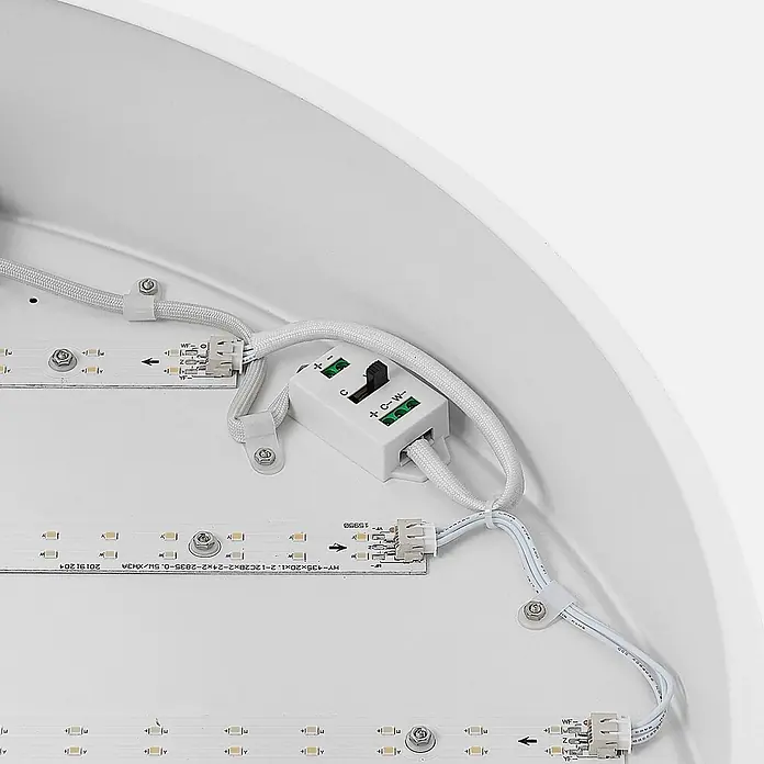 Arcchio LED Deckenlampe in weiß, Deckenleuchte rund -  - Nahaufnahme von weißen LED-Lichtkomponenten, mit LED-Streifen, Steckverbindern und einem weißen Steuermodul mit Schalter zur Lichteinstellung.