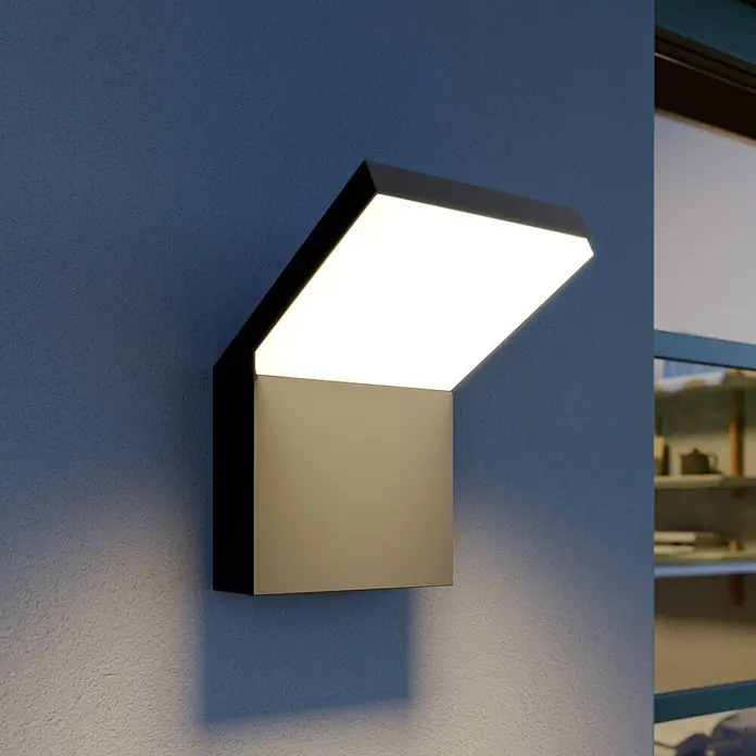 Arcchio LED Wandlampe / Wandleuchte aussen, inkl. 1x 16W LED -  - Stilvolle schwarze Außenwandleuchte mit heller, auf- und abwärts gerichteter Beleuchtung an einer strukturierten Wand.