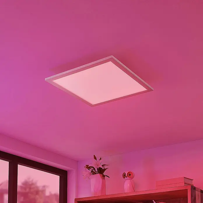 Lindby LED-Panel Kjetil - alu / grau / zink - Quadratische LED-Deckenleuchte, die den Raum in Magenta beleuchtet.